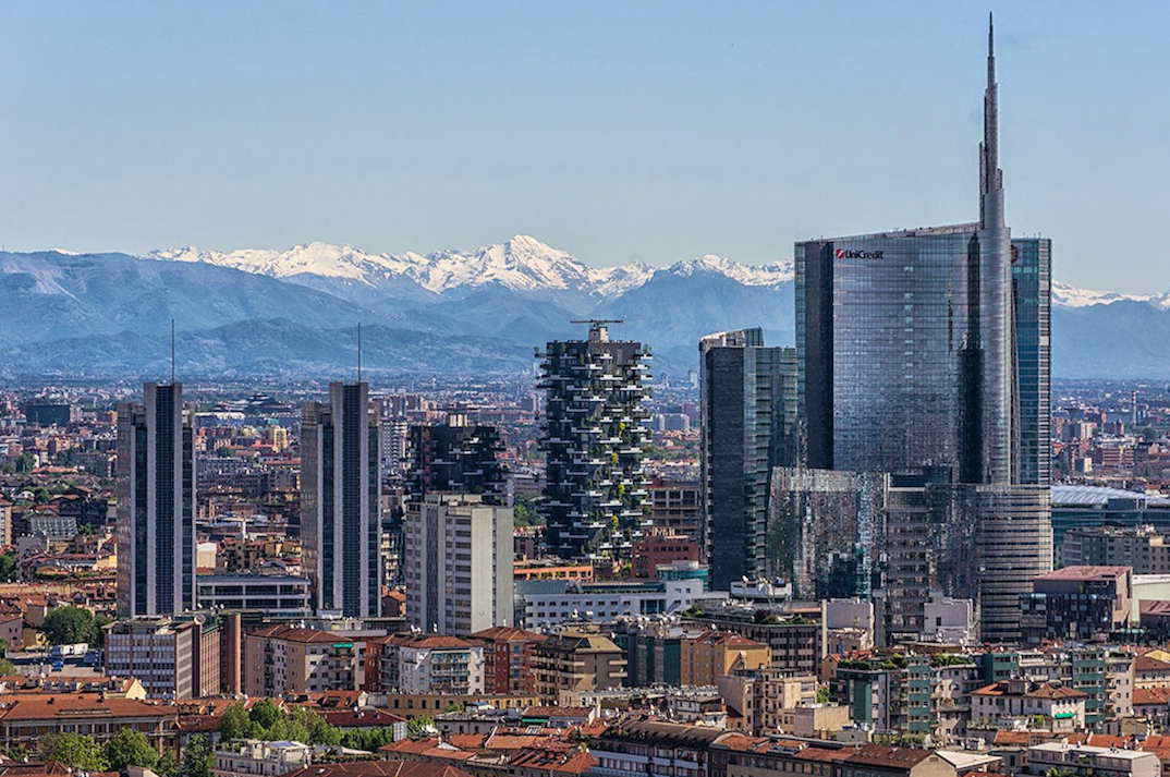 Panorama di Milano verso la sede Unicredit e il Bosco Verticale