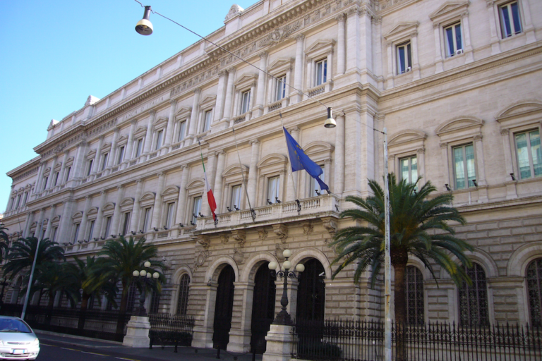 Bankitalia: +2,4% i prestiti ai privati, calano le sofferenze