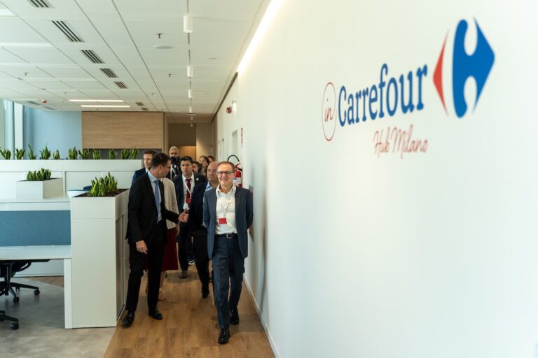 Carrefour presenta la nuova sede al Park west di Milano