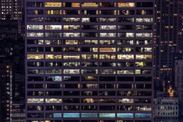 Tecnologia, finanza e servizi professionali guidano la domanda di uffici. Pressione sui canoni a Milano e Roma
