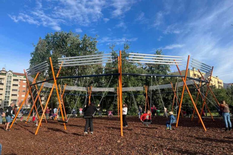 A Buccinasco inaugurata l’altalena progettata da Boeri e donata da Amazon al comune