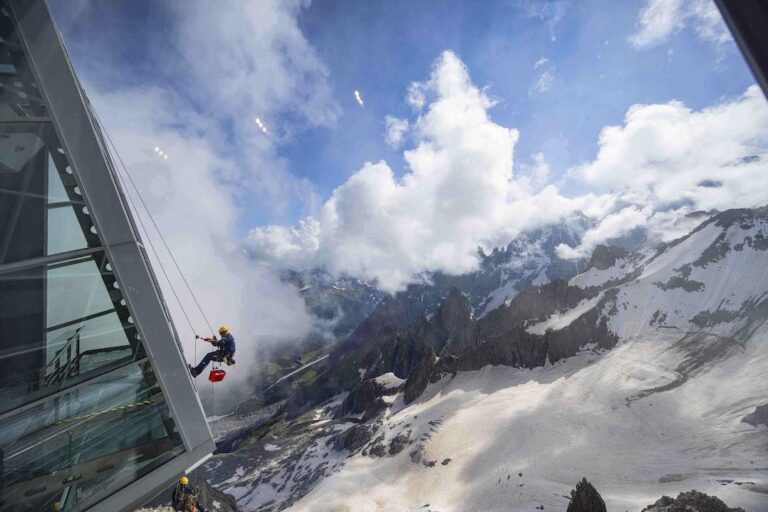 Allo Skyway Monte Bianco manutenzione con rivestimenti che decompongono gli inquinanti