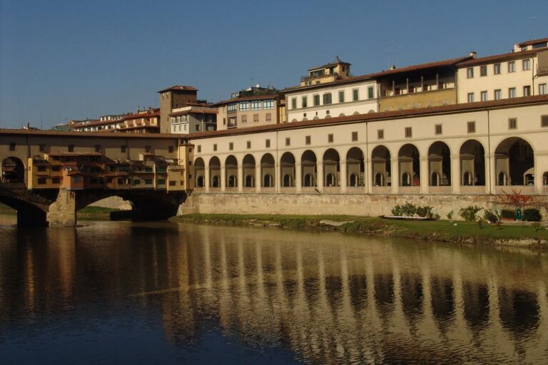 Riapre il Corridoio Vasariano, la strepitosa passeggiata affacciata sul cuore di Firenze