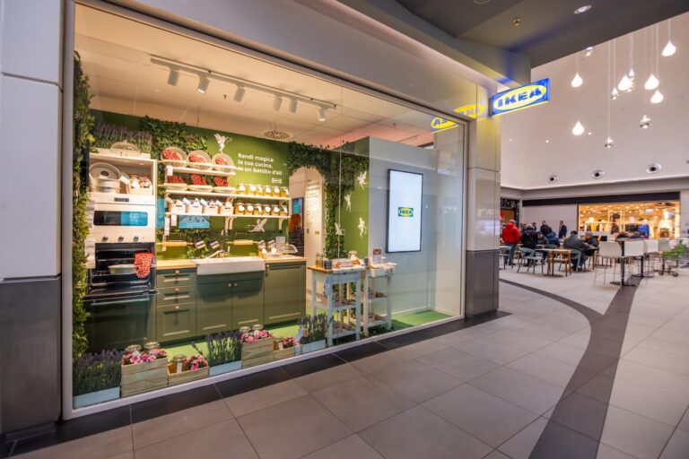 Al centro commerciale La Favorita di Mantova apre plan & order point Ikea