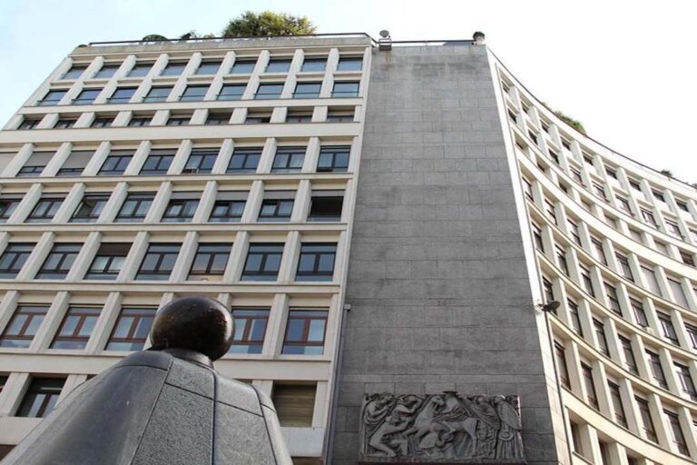 JLL advisor nella vendita di un direzionale in Piazza San Babila a Milano