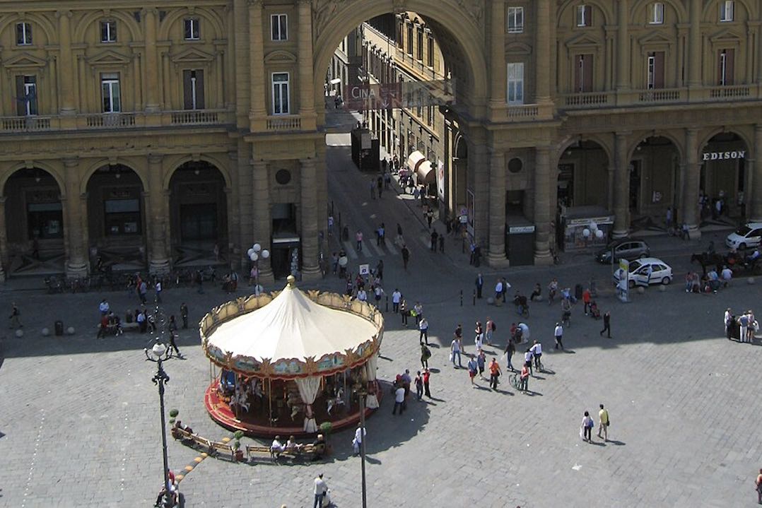 Piazza_Repubblica_Firenze_Apr_2008