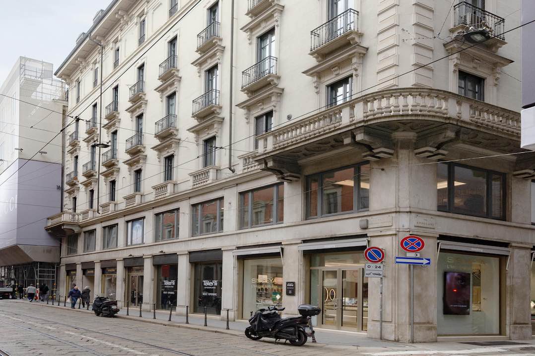 via manzoni 11 milano