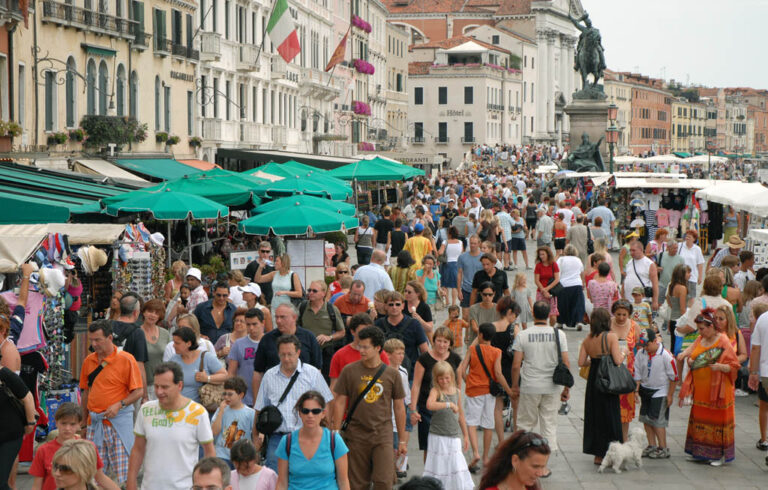 Overtourism, per Assorestauro “necessario equilibrio tra conservazione e gestione dei flussi turistici”