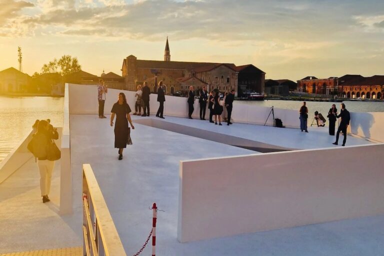 La piazza galleggiante AquaPraça in viaggio per il Brasile solca le coste pugliesi